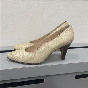 Salvatore Ferragamo Textured Cream Heels pumps